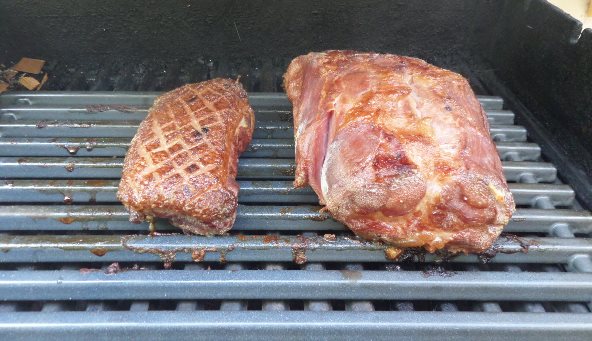 פסטרמת החזיר (מימין) וחזה האווז (משמאל) לאחר 3 שעות עישון.